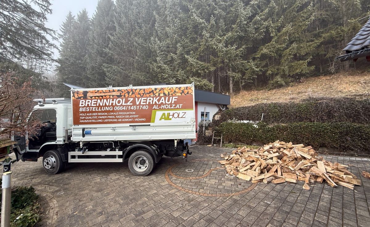 Der AL-Holz-Klein-LKW mit Brennholz-Branding, geliefert wird ab Admont und Irdning