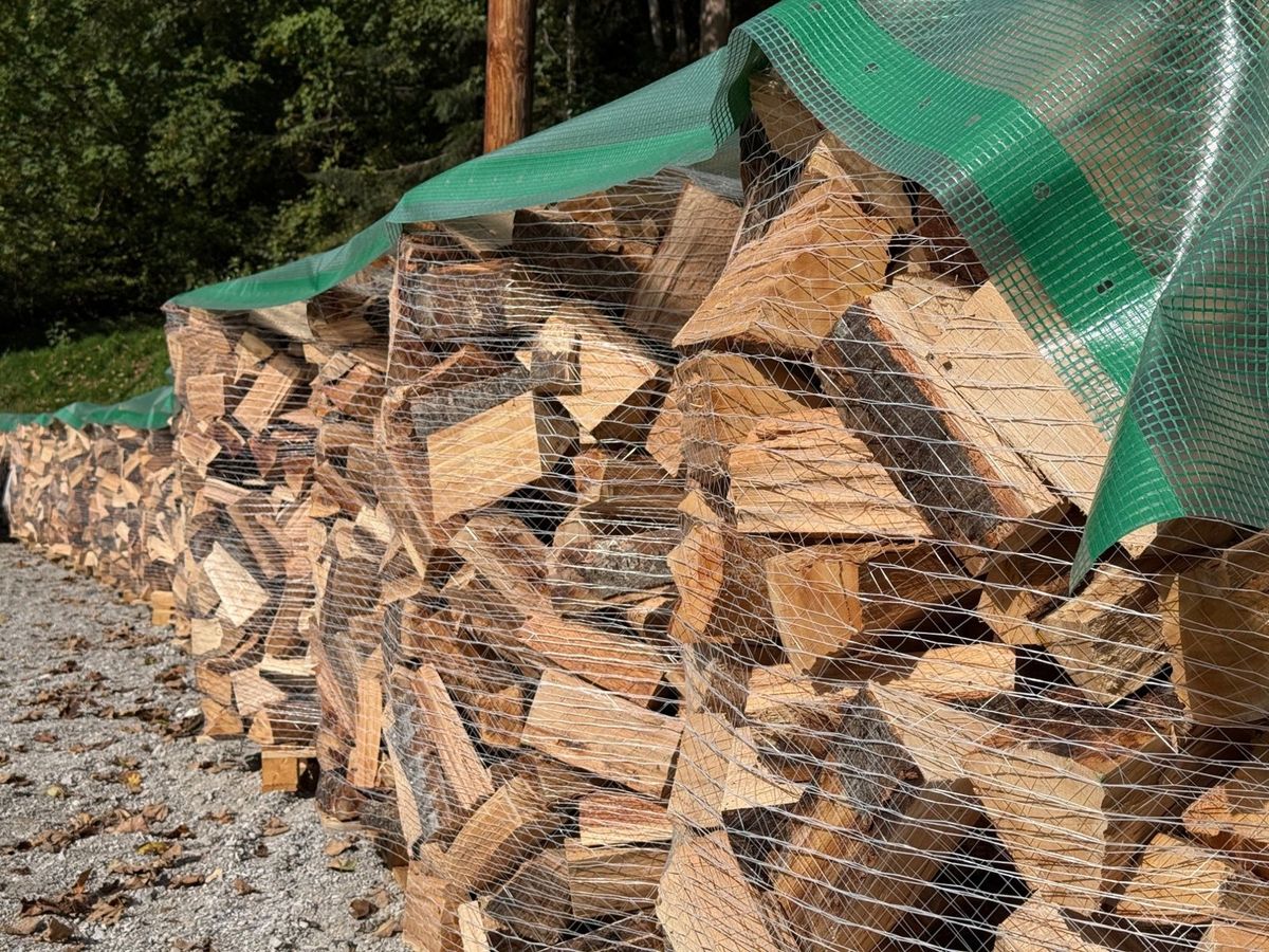 Ofenfertige Brennholz-Scheiter von AL-Holz in Nahaufnahme